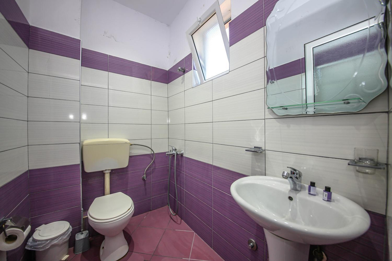 Bathroom 2, Vila Dura, Sarandës