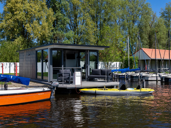 4, Houseboat in Heeg with Stunning Marina Views, Wymbritseradiel