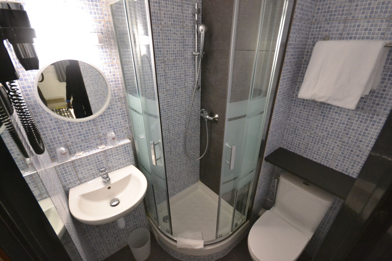 Bathroom 5, Brit Hotel Baillet en France, Val-d'Oise