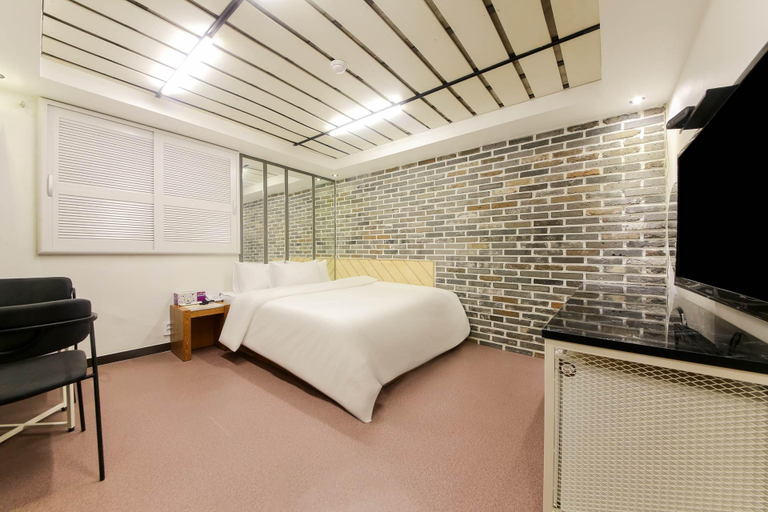 Bedroom 4, Busan Daeyeondong Hotel With, Nam