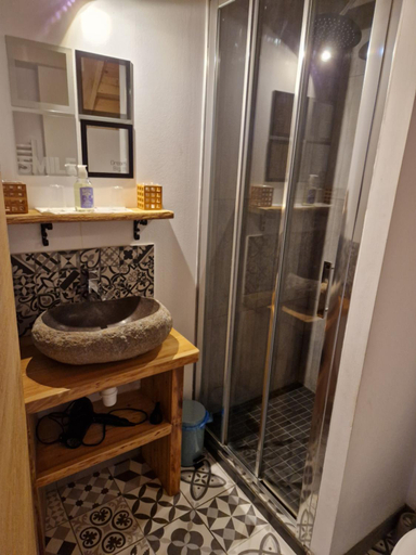 Bathroom, La Petite Chapelle, Pyrénées-Orientales