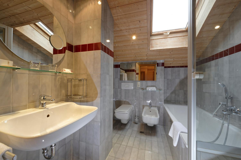 Bathroom 3, Klausenhof Gastehaus, Garmisch-Partenkirchen