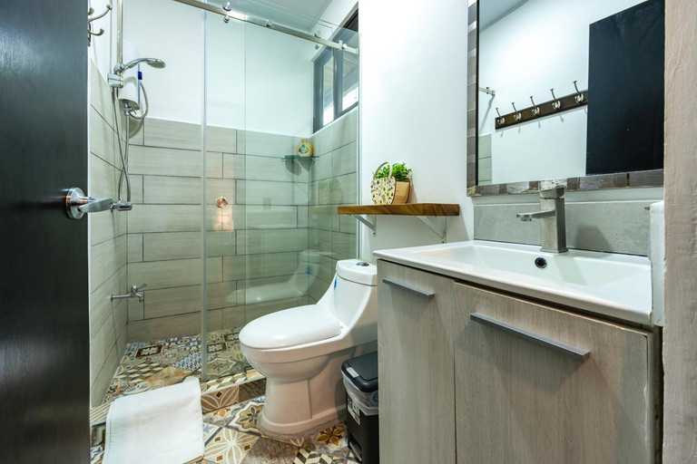 Bathroom 4, Amazilia Guesthouse, Liberia
