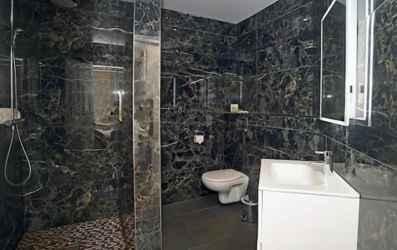 Bathroom 4, Moy Hotel