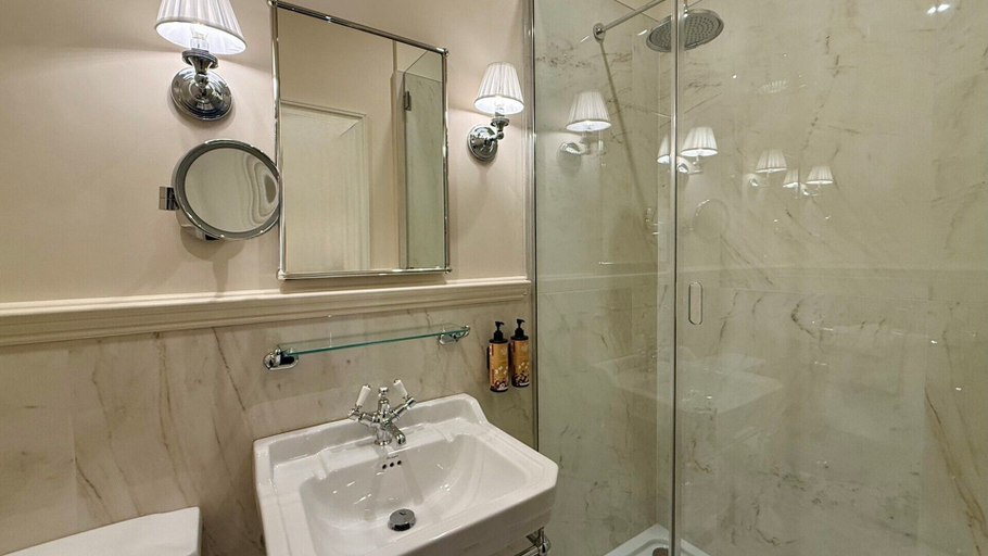 Bathroom 5, Berkeley House
