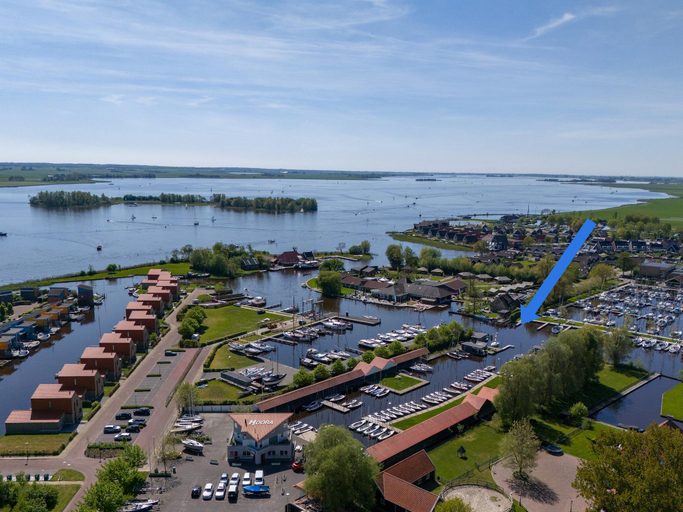 3, Houseboat in Heeg with Stunning Marina Views, Wymbritseradiel