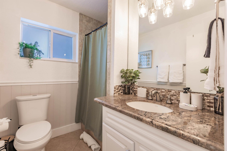Room 3, Fox Lagoon Pool Spa Villa 6BD Luxury Stay, Broward
