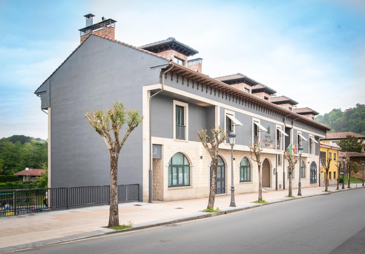 Exterior & Views