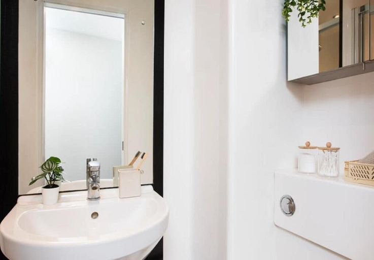 Bathroom 5, Student Only En-suite at Stapleton House near London Metropolitan University, London