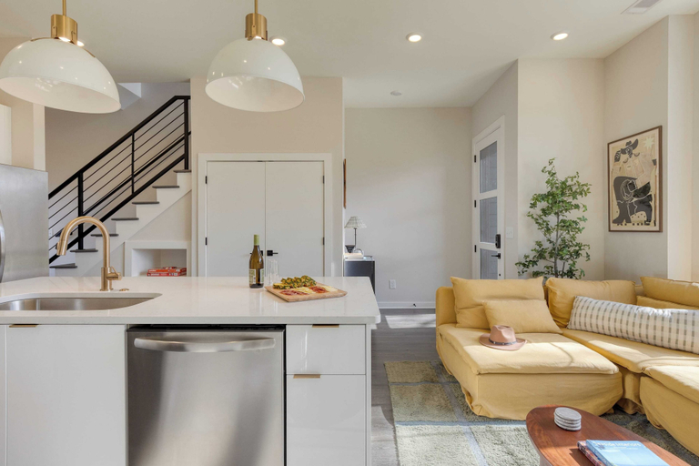 Others 4, Minutes to Broadway Chic Newly Built 4bdr w/ Balcony 98 Degrees by Avantstay, Davidson