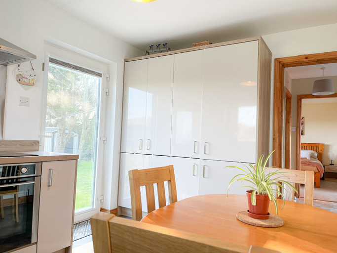 In-room dining, Honeybee Cottage Valentia