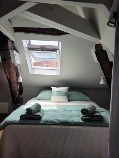 Bedroom 3, Tresors de Sens, Yonne