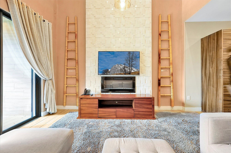 Living area 5, Spacious Luxury 4BR Suite Near Disney, Osceola