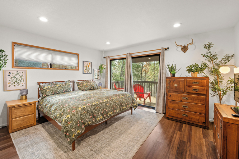 Room 1, Modern Primrose, San Bernardino