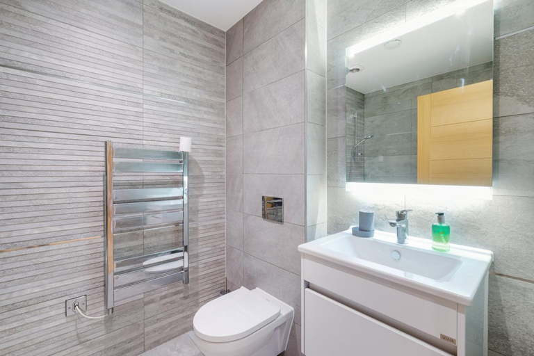 Bathroom 2, The Concord House Luxury 2 Bedroom Apartments, London