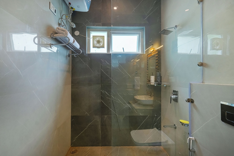 Bathroom 3, Alaya stay Dochi 4BHK apt with Hill View, Solan