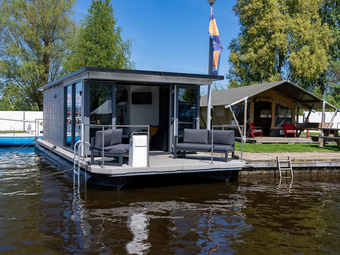 3, Houseboat in Heeg with Stunning Marina Views, Wymbritseradiel
