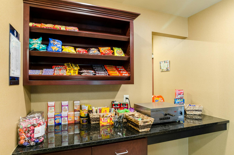 Food & Drinks 5, Cobblestone Inn & Suites - Cambridge, Furnas