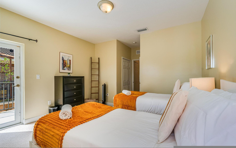 Room 3, Salty Fox 5BD Oasis w Spa Beach Downtown, Broward