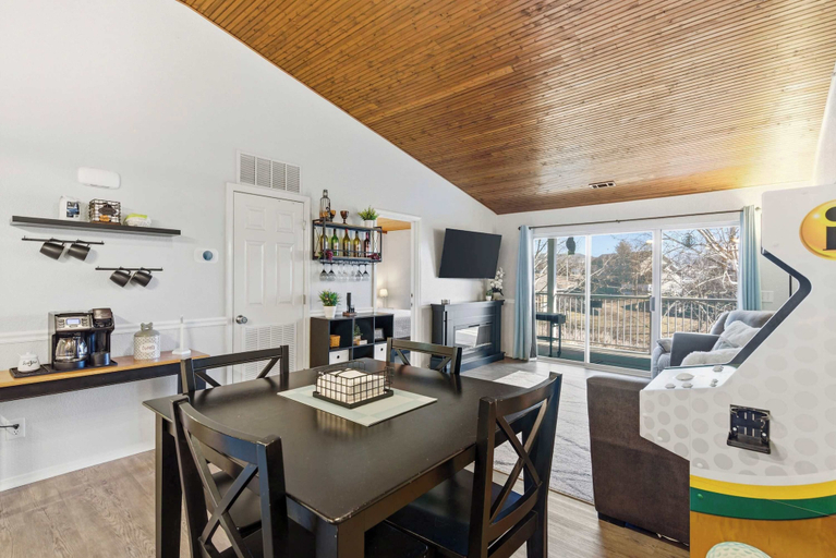 Dining, Branson Breeze Escape, Taney