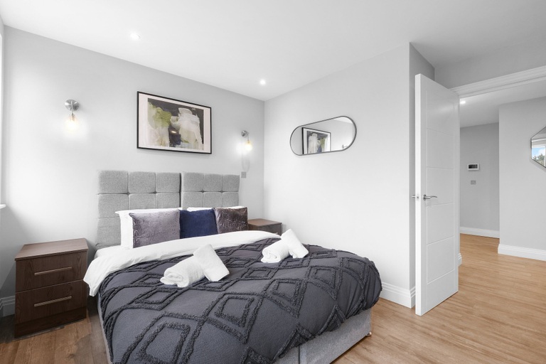 Room 2, The Isleworth 2BR 2BA with Gated Parking & Balcony, London