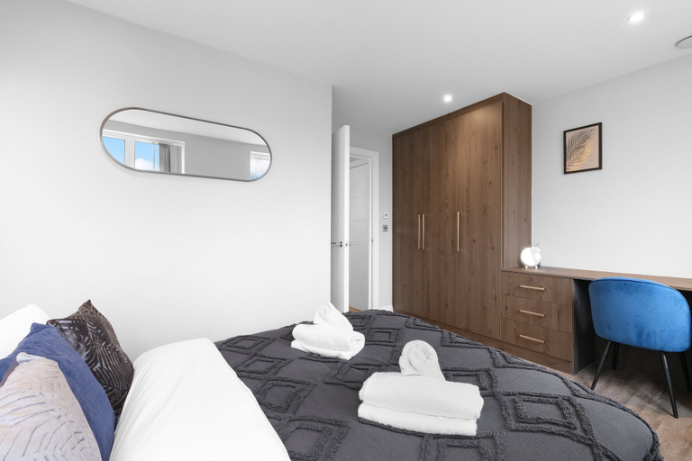 Room 3, The Isleworth 2BR 2BA with Gated Parking & Balcony, London