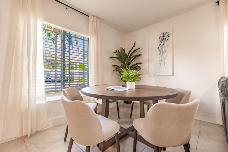 Room 2, Fox Lagoon Pool Spa Villa 6BD Luxury Stay, Broward