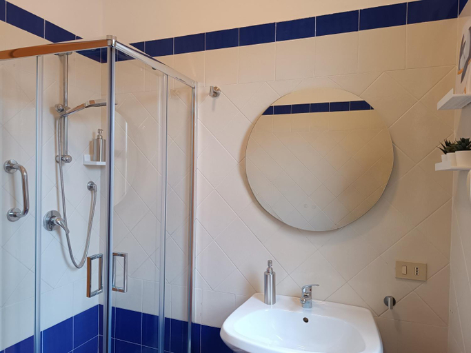 Bathroom 3, Villa Adele, Palermo