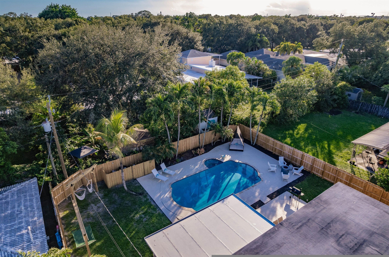 Room 4, Fox Lagoon Pool Spa Villa 6BD Luxury Stay, Broward