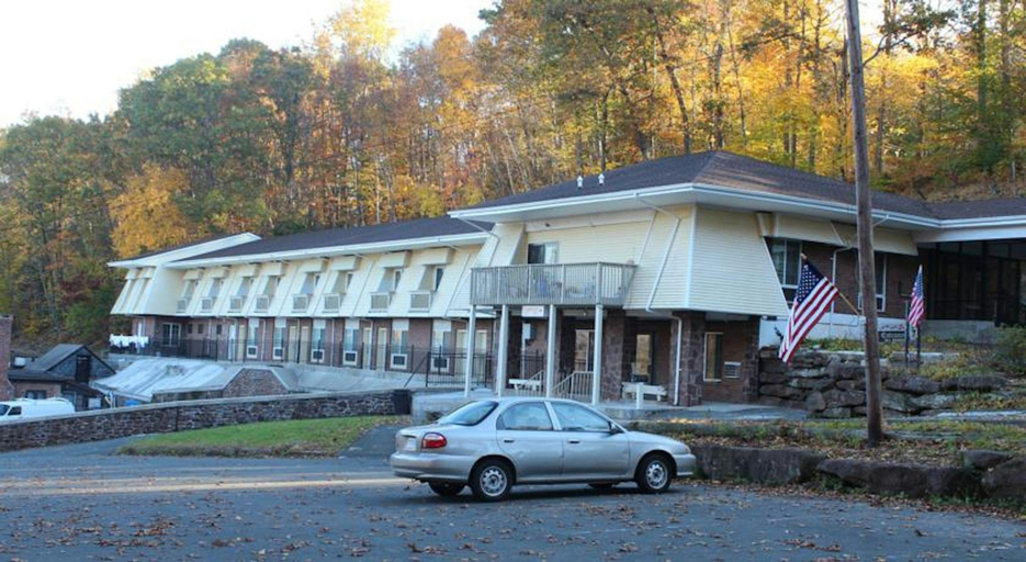 Exterior & Views 1, Passport Inn and Suites Middletown, Middlesex