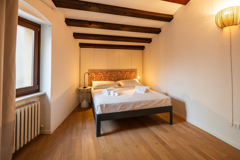 Bedroom 2, La finestra sul Ponte by Postcardsfrom, Verona