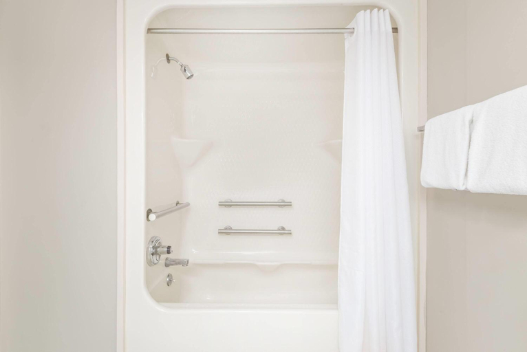 Bathroom, Super 8 By Wyndham Jasper, Dubois