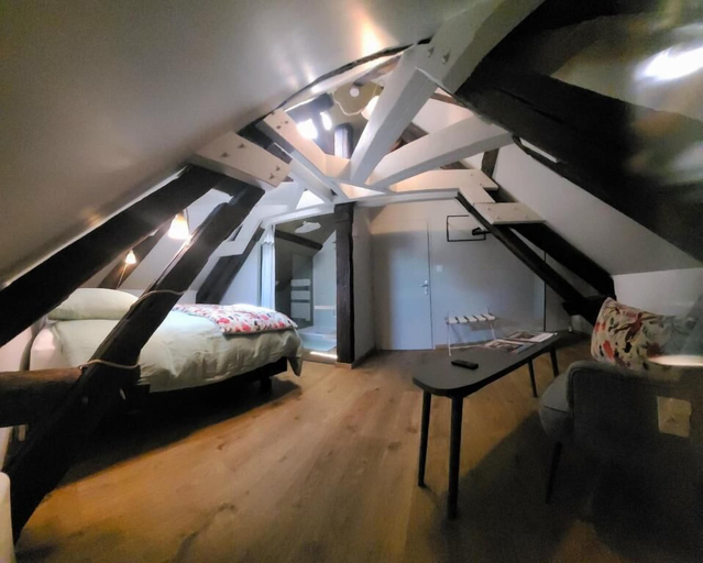 Bedroom 2, Tresors de Sens, Yonne