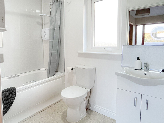 Bathroom 2, Honeybee Cottage Valentia