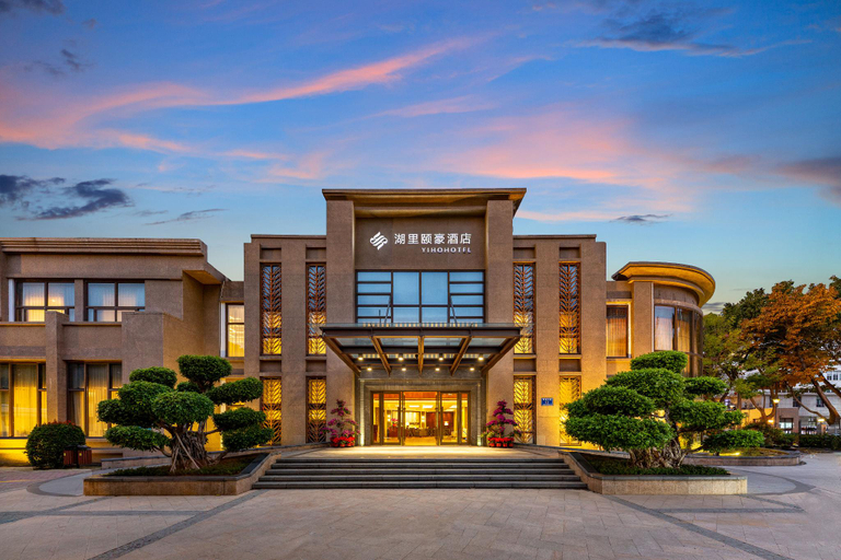Exterior & Views