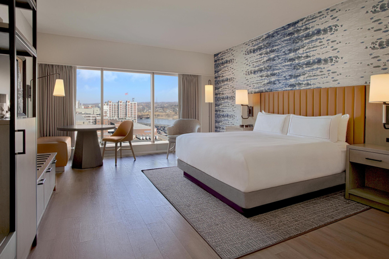 Bedroom 3, Doubletree by Hilton Cedar Rapids Convention Complex, Linn