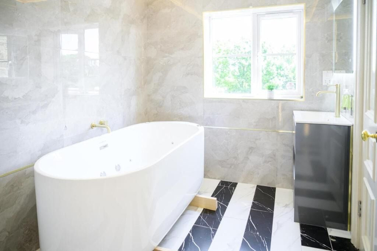 Bathroom 5, Walton View Hotel, Leeds
