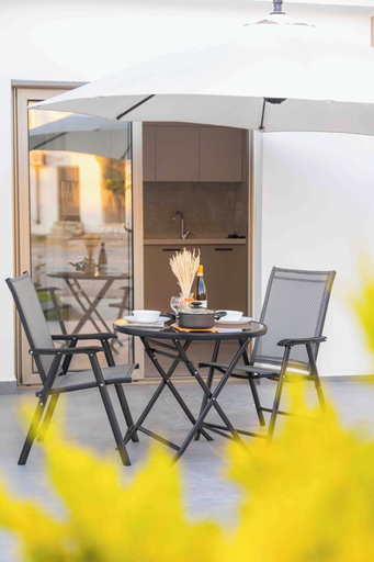Outdoor dining 5, Row 7 Holiday Homes