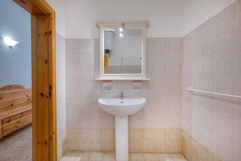 Bathroom 4, Ta Frenc Apartments
