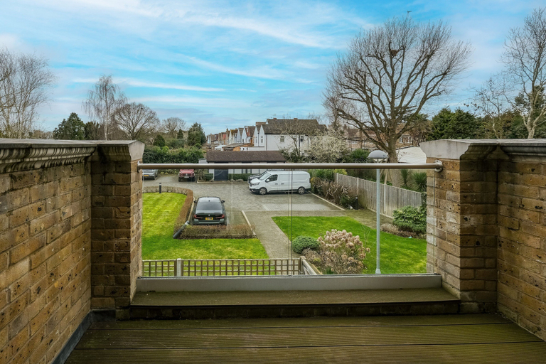 Property grounds 4, The Isleworth 2BR 2BA with Gated Parking & Balcony, London