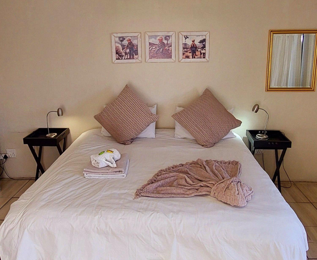 Bedroom 2, Karoo-Koppie, Pixley ka Seme