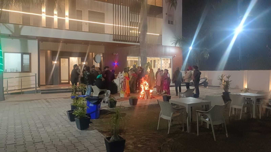 Outdoor dining, BELLAVENTO LUXURY STAY AND CELEBRATION, Sahibzada Ajit Singh Nagar