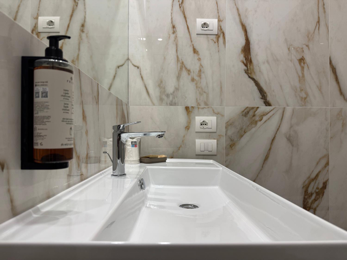 Bathroom 4, Hotel Roma, Verona