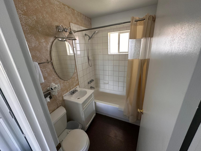 Bathroom 3, Rim Rock Motel, Modoc