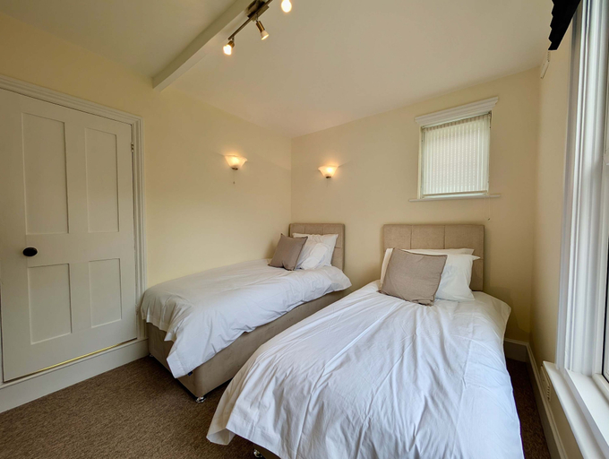 Room 2, Charming Two-bedroom House in London, London