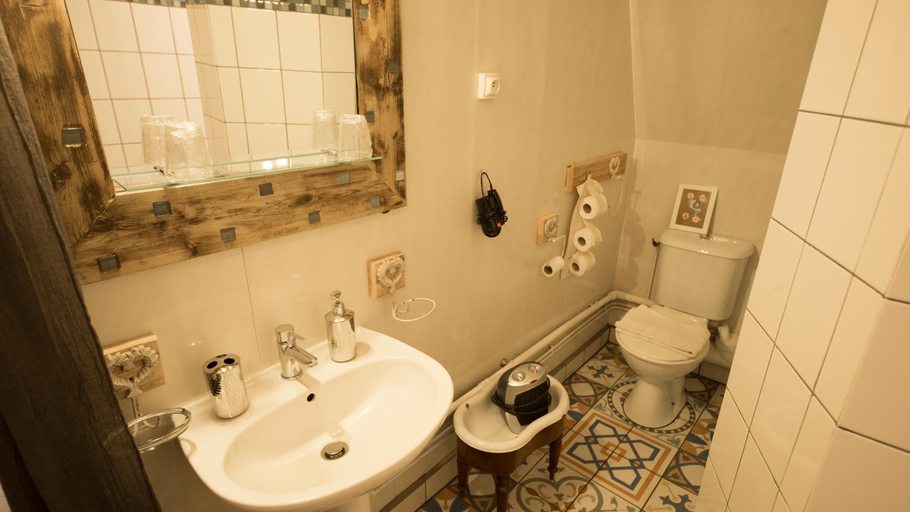 Bathroom 3, Ferme des Prades, Cantal