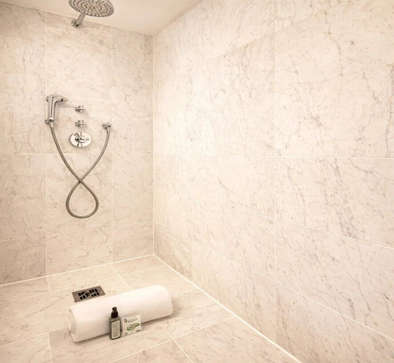 Bathroom 5, 5492 Bac, Paris