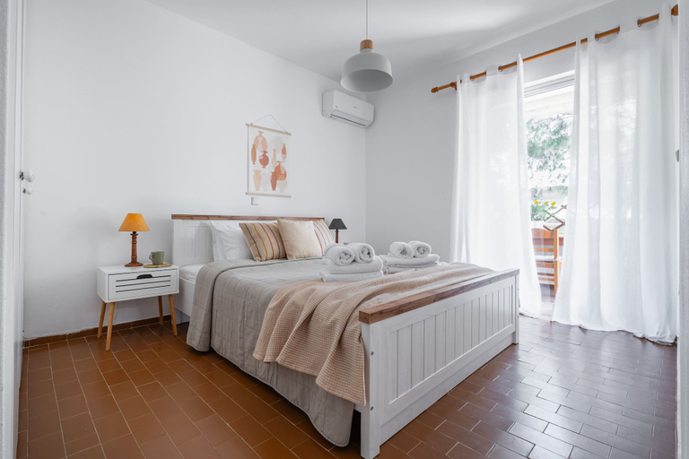 Room 5, Saronida Coastal Escape 2BR Apartment, Attica
