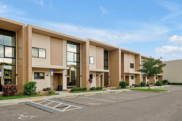 Front of property 2, Spacious Luxury 4BR Suite Near Disney, Osceola