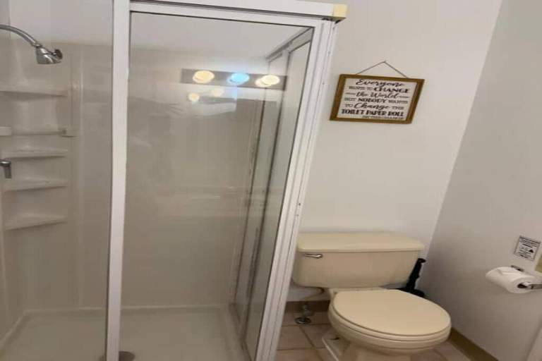 Bathroom 2, Riverview Lodge, Chippewa